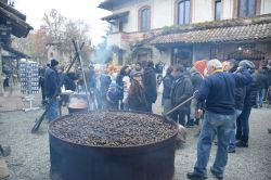 Caldarroste a Grazzano Visconti: durante il perido dei mercatini natalizi è un ottimo metodo per trovare conforto se il clima è freddo - ©  Natale a Grazzano Visconti ...