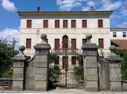 Villa Fogazzaro - Arnaldi è uno dei monumenti più importanti di Caldogno, provincia di Vicenza - © Dan1gia2 - CC BY-SA 4.0 - wikipedia.org