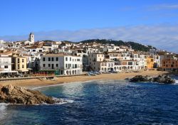 La spiaggia principale di Calella de Palafrugell sulla Costa Brava spagnola; spostandosi pochi chilometri, si possono trvare anche molte altre spiagge e calette più selvagge - Foto © ...