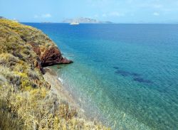 Una caletta bagnata dallo splendido mare di Hydra (Isole Saroniche, Grecia).