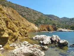 Gli scogli e le calette vicino alla spiaggia di Agios Nikolas, sull'isola di Hydra (Grecia).