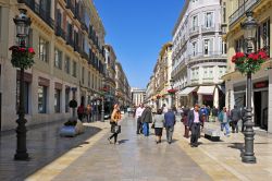 Calle Larios a Malaga è la principale strada dello shopping della città andalusa e anche una delle più care di tutta la Spagna - foto © nito / Shutterstock
