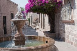 Callejon del Romance a Morelia, Messico. Nel cuore della città si trova questo vicolo su cui si affacciano ben 19 edifici inseriti nella lista del patrimonio architettonico storico. Rappresenta ...