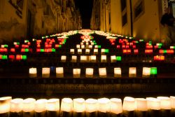Le luminarie della Scalinata di Santa Maria del Monte a Caltagirone. Tra il il 14 e il 15 di agosto il simbolo della città si ricopre di spettacolari luminarie