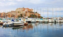 Calvi (Corsica) con la sua marina vista dal mare e la vecchia cittadella sullo sfondo.



