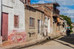 Camagüey, Cuba: vecchie case un po' malmesse nelle strade della terza città cubana per numero di abitanti - © Matyas Rehak / Shutterstock.com