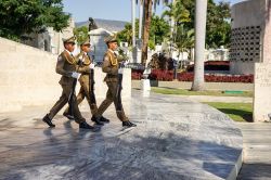 Il cambio della guardia al Mausoleo di José Martì nel cimitero di Santa Ifigenia a Santiago de Cuba - © EsHanPhot / Shutterstock.com