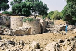 Cambobello di Mazara, Sicilia: le Cave di Cusa dove venne scavato il materiale per costruire la città antica di Selinunte - © Bjs, CC0, Wikipedia