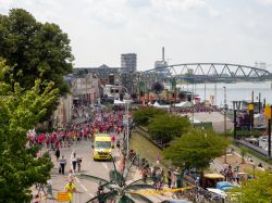 Camminatori vestiti in rosa per il Four Day Marches a Nijmegen (Olanda). L'evento è chiamato "Vier daagse" in olandese - © Vannaweb / Shutterstock.com