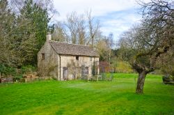 Campagna intorno a Bibury, Inghilterra - Villaggio con status di parrocchia civile nella contea inglese di Gloucestershire, Bibury si trova nell'area delle Cotswolds, catena collinare nell'area ...