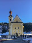 Campanile a bulbo in una chiesa di Going am Wilden Kaiser in un pomeriggio d'inverno (Austria).
