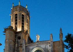 Campanile chiesa Saint-Sauveur ad Aix-en-Provence, Francia - Principale luogo di culto cattolico della città, la cattedrale di San Salvatore, sede del vescovo di Aix en Provence, è ...