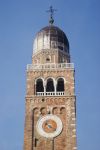 Campanile con l'orologio a Chioggia, Veneto, Italia.
