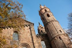 Il campanile del Dom, la cattedrale duecentesca di Worms (Germania). È il più piccolo dei tre duomi imperiali costruiti lungo il Reno - foto © Valentyn Hontovyy / Shutterstock.com ...