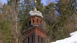 Campanile del Santuario di Maria Larch a Terfens in Tirolo, vicino a Schwaz, Austria.