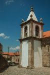 Campanile della chiesa barocca a Linhares da Beira, Portogallo. Questo borgo medievale è caratterizzato da una varietà architettonica soprendente.

