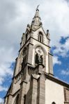 Il campanile della chiesa dei Santi Fillipo e Giacomo in centro a Predazzo in Trentino