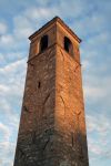Il campanile della chiesa di San Bernardo a Manerba il borgo in provincia di Brescia (Lombardia) - © fzd.it / Shutterstock.com