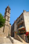 Il campanile della chiesa di Santa Maria, nel centro storico di Sartène, nella Corsica meridionale (Francia) - foto © Shutterstock.com

