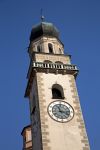 Il campanile della chiesa principale di Levico Terme in Trentino