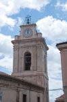Il campanile di una chiesa nel centro di Nicotera in Calabria