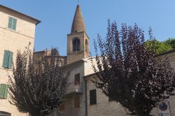 Campanile nel centro storico del borgo di Mondavio, Pesaro-Urbino, Marche.

