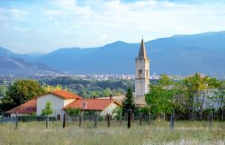 Campanile nella campagna di Sulmona, provincia dell'Aquila, con la valle di Peligna sullo sfondo (Abruzzo).

