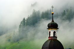 Campanile di Neustift: il mattino presto può essere eccezionale per catturare alcune immagini spettacolari. Le nuvole basse che si addensano nella Valle dello Stubai regalano colpi d'occhio ...