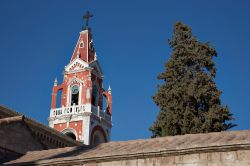 Il campanile rosso e bianco del monastero de la Recoleta a Arequipa, Perù. Costruito sul lato ovest del fiume Chili nel 1648 da frati francescani, è stato successivamente ristrutturato.




 ...