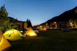Campeggio notturno a Evolene, Svizzera. Il paese sorge su un piccolo altipiano a ridosso di un fitto bosco - © Taesik Park / Shutterstock.com