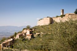 Campello Alto il magico  borgo murato di Campello sul Clitunno in Umbria - © imagesef / Shutterstock.com