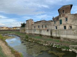 Campi Bisenzio, il centro storico e il fiume che lambisce la città vecchia della Toscana - © lissa.77 / Shutterstock.com