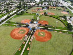 Campi da baseball fotografati dall'alto nella città di Pembroke Pines, Florida.