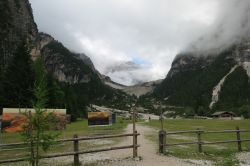 Campo base del Parco Naturale Fanes-Sennes-Braies a San Vigilio di Marebbe, Trentino Alto Adige. Chi desidera andare alla scoperta di un eden naturale non può perdere una passeggiata ...