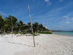 Campo da beach volley in una spiaggia di Chetumal, Messico.
