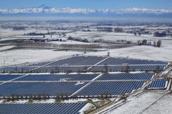 Campo fotovoltaico nelle campagne di Poirino in Piemonte dopo una nevicata invernale - © MikeDotta / Shutterstock.com