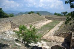 Un campo per il gioco della pelota nel sito archeologico zapoteco di Santa Maria Atzompa, Oaxaca (Messico).
