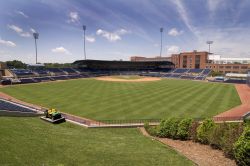 Campo pubblico da baseball con l'erba appena tagliata a Durham, Carolina del Nord.



