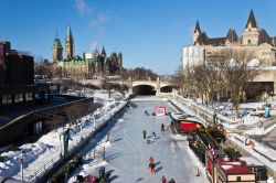 Pattinaggio sul Canale Rideau ghiacciato. Questa via d'acqua artificiale che unisce le città di Ottawa (sull'omonimo fiume) e di Kingston (sul lago Ontario) - © Click ...