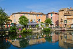 Le case si specchiano nell'acqua presente ovunque a L'Isle-sur-la-Sorgue. La cittadina sorge infatti tra i canali e i bracci del fiume Sorgue e appare come una piccola Venezia - © ...