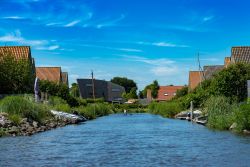 Canale a Terherne nei pressi della cittadina di Sneek, Olanda. Qui si affacciano le tradizionali case di edilizia residenziale.
