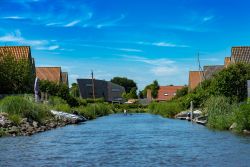 Canale a Terherne nei pressi della cittadina di Sneek, Olanda. Qui si affacciano le tradizionali case di edilizia residenziale.
