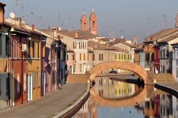 Canale con ponte nel centro storico di Comacchio, ...