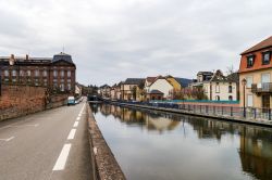 Canale fluviale nella cittadina di Saverne in Francia