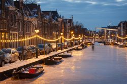 Il canale ghiacciato in inverno ad Alkmaar, Olanda - Quando d'estate moltissime biciclette passano per le strade olandesi, lo scenario urbanistico si fa bellissimo ma quando d'inverno, ...