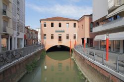 Un canale in centro a Mestre - © photobeginner / Shutterstock.com