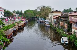 Imbarcazioni tradizionali indiane in uno dei canali di Alleppey, chiamata da molti, con un po' di fantasia, la "Venezia dell'est"  - foto © Byelikova Oksana / Shutterstock.com
 ...