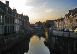 I canali di Bergues al tramonto. Anche i canali, come altri luoghi della cittadina, sono stati immortalati in alcune scene del film "Giù al nord".