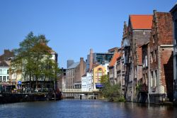 Canali, Gent: lungo i fiumi e i canali della città edifici moderni ed altri molto più antichi caratterizzano l'affascinante panorama urbano.
