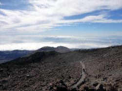 Sulla cima del vulcano Teide (3718 metri s.l.m.) le nuvole sono davvero vicinissime. Siamo nel Parque Nacional del Teide (Tenerife, Canarie).